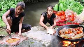 Adventure in forest, Catch big fish in river for survival food, Fish spicy chili grill & Fish soup