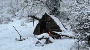 Winter Bushcraft & Building A Warm Bushcraft Tiny House In The Wild Snowy Forest,Fireplace With Dirt