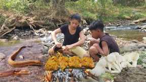 Survival skills: Catch and cook eel for food, Eel hot spicy chili grilled for food in jungle
