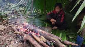 survival building a bamboo house to spend the night in the forest, the orphan boy Khai