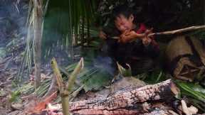 The orphan boy khai built a tent to sleep overnight in the forest set a trap of grilled wild chicken