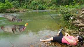The village girl fishing catch big fish - Unique fishing - survival skills
