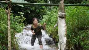 Crocodile surprise attack, skills, trap making, cooking, survival alone