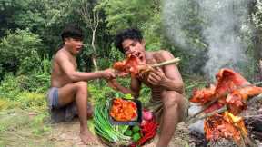 Forest survival skill  Eat Amazing grilled pork ears in the forest