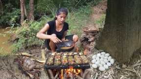 Pick crabs and egg in forest, Egg hot chili grilled with crab for dinner, Survival in the rainforest