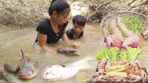 Survival in the forest, Catch fish in river & Fish curry tasty for lunch, Pork leg soup Green chili