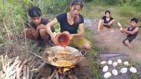 Survival in the forest, Catch fish & Pick egg for jungle food, Fish curry tasty with egg for dinner