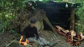 2 DAYS solo survival CAMPING. Dangerous Big Python, Fishing, Catch & Cook.Bushcraft Survival Shelter