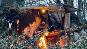 Winter Camping Adventure Building a Rock Shelter,Baking Bread on Stone,and Bushcraft Survival Skills