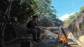 3 days building a shelter Survival finding food in the forest - survival skills