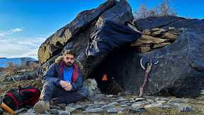 Survival Skills Building a Safe and Warm Shelter in the Mountains solo