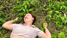 girl survival in the deep goes alone into the forest to pick vegetables to sell farm daily life