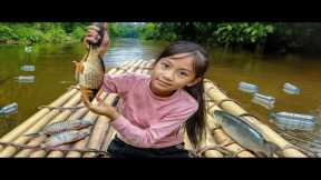 Poor Girl Uses Plastic Bottles to Catch Big Fish – Amazing Survival Skill