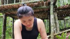 30 days: Survival alone in the wild forest, hunting and making primitive traps.