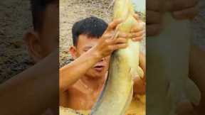 Survival Skills: Catching Fish & Plastic pipe fishing trap #bushcraft #fishing #catchingfish