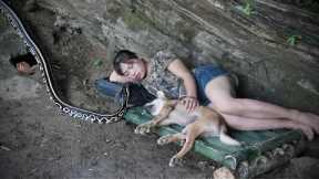 Giant Python Breaks Into Shelter While Sleeping, Survives in the Wild, survival alone
