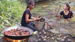 Survival in forest, catch fish and Pick water lily, Fish soup tasty for dinner, Catch and cook snail