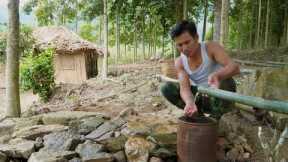 Survival skills: CEO uses bamboo tubes to carry water for daily use in the forest shelter