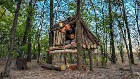 Building a Cozy and Safe Tree Shelter. Survival Skills, Bushcraft