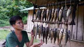 survival in the wild, hunting fish in streams after rainy days, preserving fish by smoking