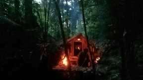 building a survival shelter and hunting in extreme rain, Bushcraft & Campfires